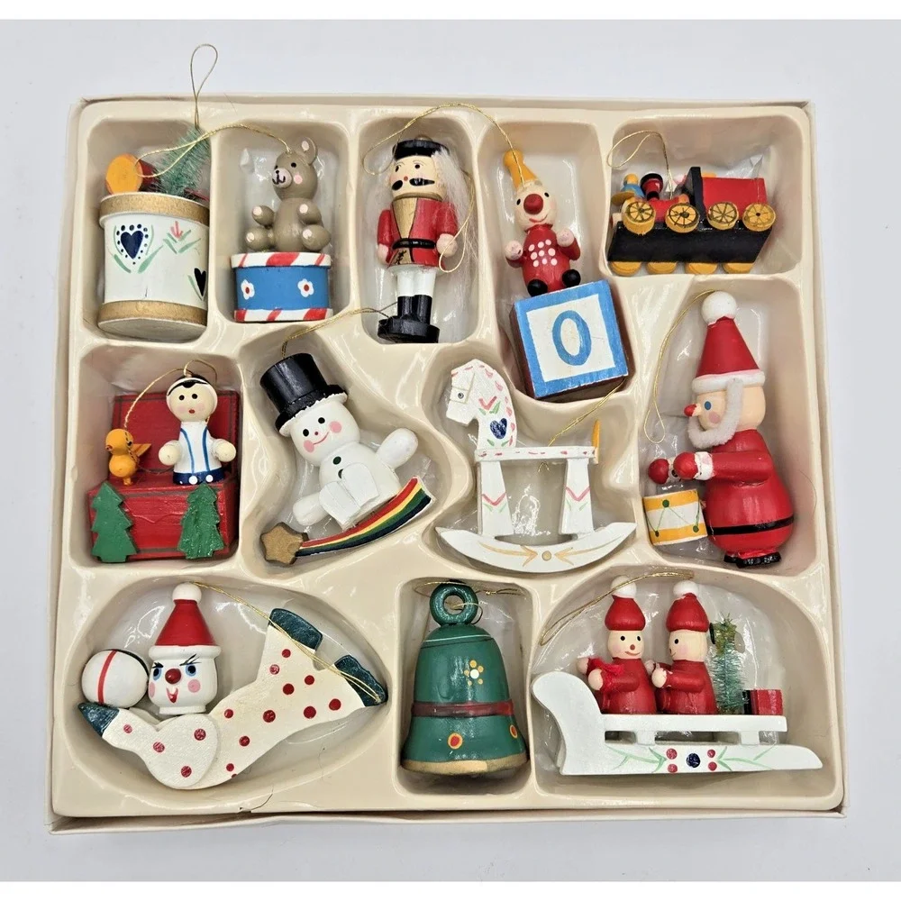 READ 12 Vtg Miniature Wooden Christmas‎ Tree Ornaments Hand-Painted